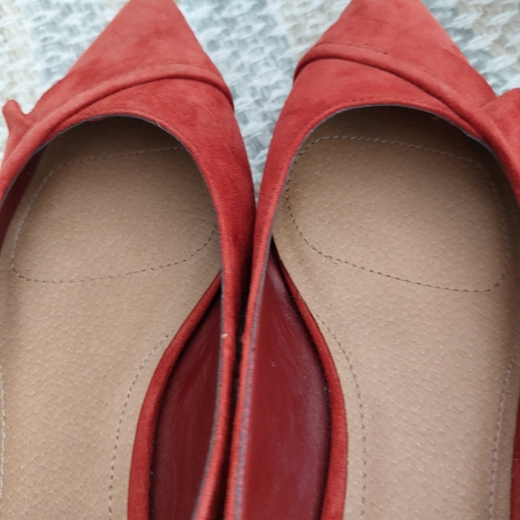 TAHARI "PIONEER" SUEDE FLATS - Picture 10 of 10